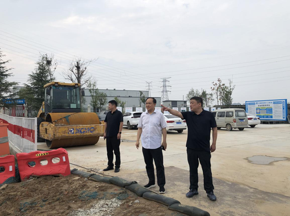 鄭州市建設投資集團有限公司黨委委員、副總經(jīng)理張巖到侯寨新鎮(zhèn)區(qū)安置區(qū)調(diào)研項目建設工作